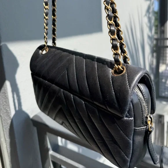 Chanel flap bag black and gold - Picture 11 of 12
